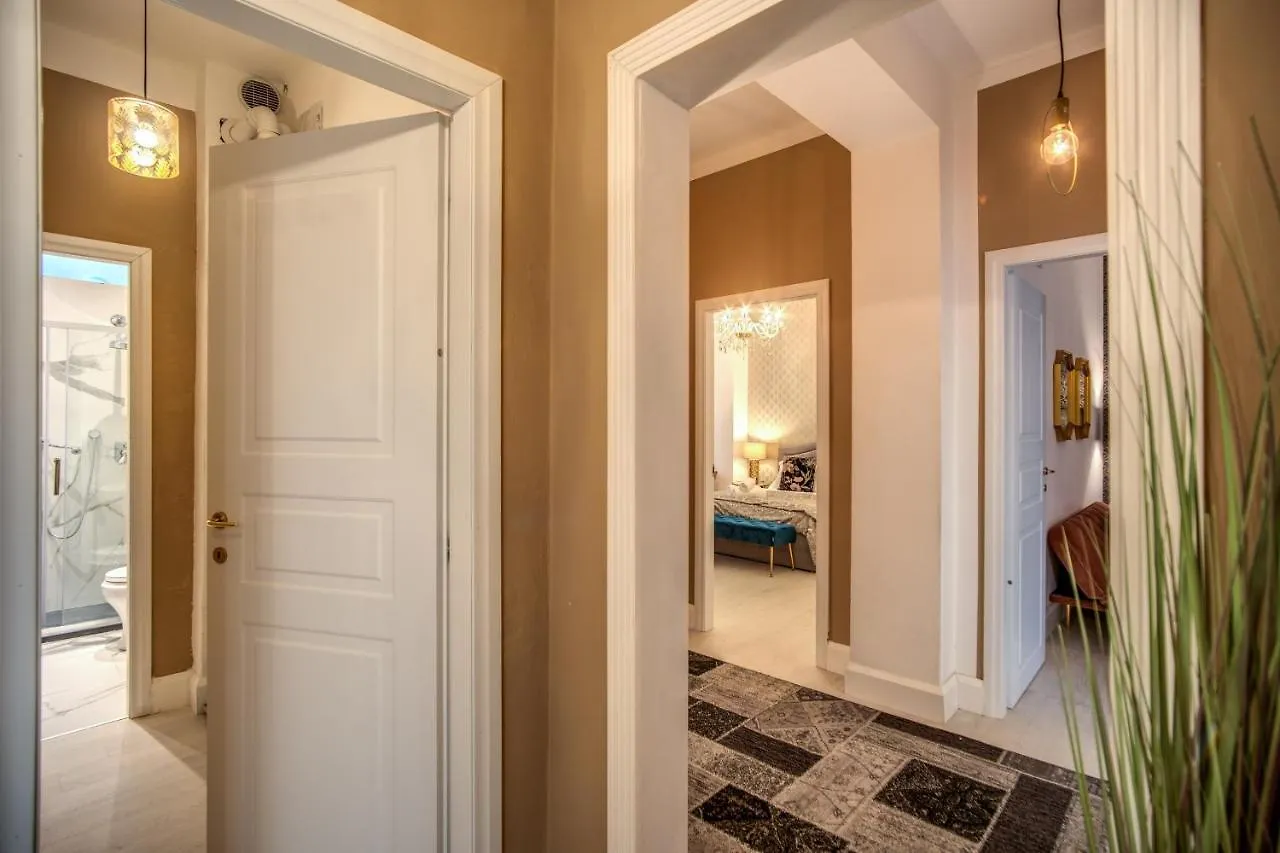 Aweshomeitaly - White Mirrors Apartment Pisa 0*,  Italy